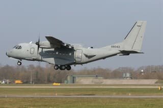 20210324 Een amerikaans transporttoestel (CASA-235) tijdens de landing op vlb Volkel bij mooi weer.