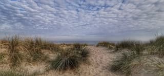 Wat wolken boven zee