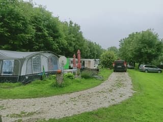Hals over kop camping moet leeg.