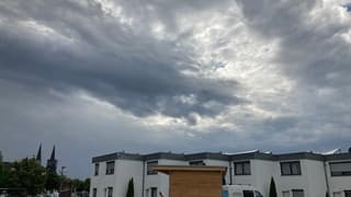 Na een dag regen breken de wolken in Soest (Duitsland)