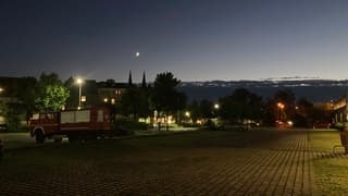 Bewolking trekt weg, maan tussen de torens van de Basiliek van Soest (Duitsland)