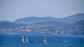 Vliegtuigen gevuld met water onderweg naar de brand.