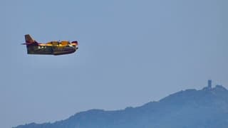 Vliegtuig gevuld met water uit de Middellandse Zee onderweg naar de brand.