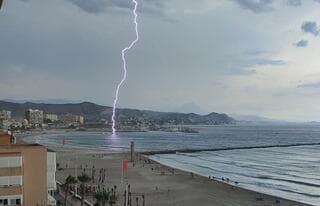 Bliksem inslag in zee El Campello Spanje Costa Blanca