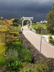 Donkere wolken boven "Weelbrug"