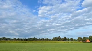 Hengelvelde met weg trekkende bewolking 