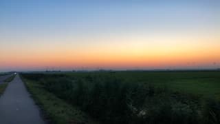 kleurrijke zonsopkomst boven de weilanden 