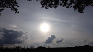 Wolken in de wolk onder de zon