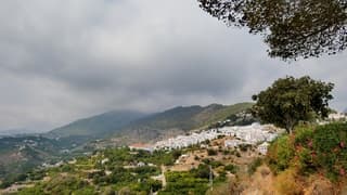 Laaghangende bewolking boven Frigiliana bij 27 graden 