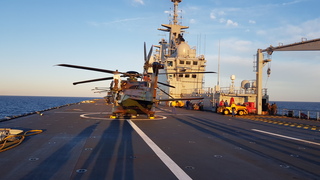 20211105 Zonsopkomst vanfaf het franse helicopter vliegdekschip 'Tonnerre', op zee nabij Marseille. Dit is een NH90 helicopter.