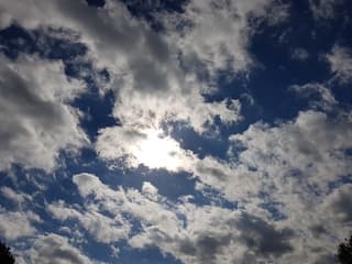 Zon achter de wolken 