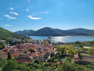 Uitzicht over Ston (Kroatië) en de zoutpannen