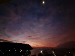 Bovenin gaat de maan onder en onderin komt de zon op in zuid Kreta