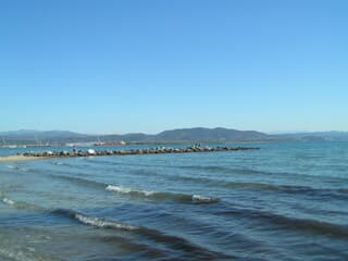 Blauwe lucht boven de Golf van Venetie