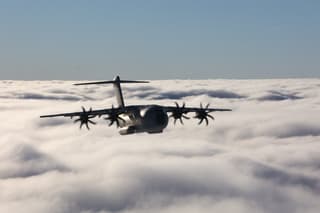 20211217 Belgisch A400m transportvliegtuig, hoog boven de wolken. Foto vanuit een C-130 Hercules
