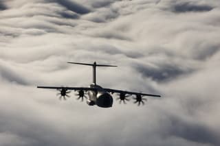 20211217 Belgisch A400m transportvliegtuig, hoog boven de wolken. Foto vanuit een C-130 Hercules