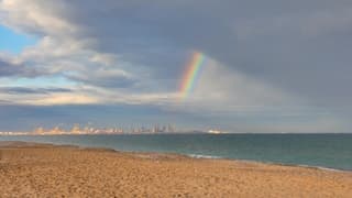 Regenboog boven de haven van Valencia 