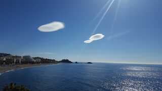 Zon en een beetje wolken in Spanje