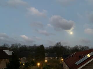 Zonsopkomst Maanondergang heldere lucht Do om 7 uur