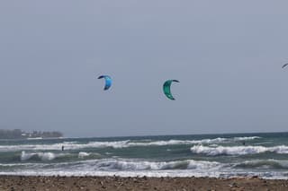 kitesurfers genieten van het lage druk gebied