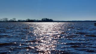 Zonlicht reflecterend in het water