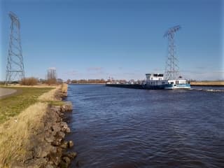 Blauw boven het Prinses Margriet kanaal. Friesland. Vanmiddag.