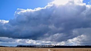 Het zonnetje speelt met de donkere wolken.