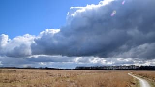 Zonnetje speelt met de donkere wolken.