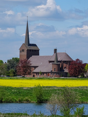 Kerk van Grubbenvorst met kleurenpracht