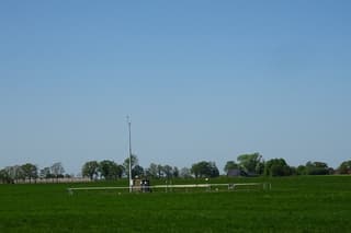 Blauwe lucht boven KNMI station HUPSEL