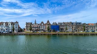 Sluierbewolking en wind bij het water