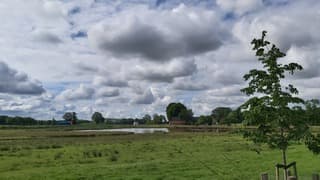 Donkere wolken boven Holthone