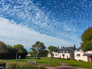 Scherpe wolkenrand Normandië 