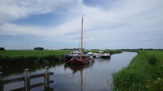 Zonnig met sluierbewolking in Friesland 