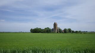 Zonnig met sluierbewolking in Friesland 