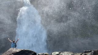 Verkoeling zoeken in de nevel van de Krimmler waterval  in Oostenrijk
