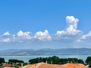 Ook vandaag weer wat wolken boven het meer van Trasimeno (Umbrië).