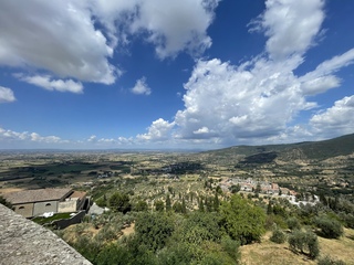 Cortona (Toscane) prachtig uitzicht over het binnenland vanaf de stad tegen de berg. 
