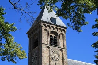 Strakblauw boven de kerk (Noordgouwe/Zeeland)