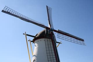 De zon schijnt op molen Aeolus