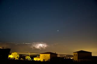 Weerlicht met heldere sterrenhemel