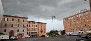 En zware onweersbui onderweg naar Siena Italie 