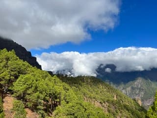 Schapenwolkjes in de krater