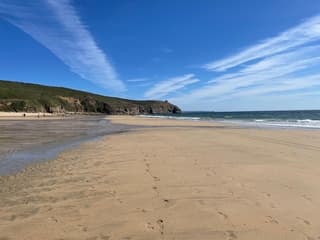 Zomers strandweer aan de kust van het Engelse Cornwall