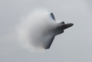 Amerikaanse F-35 op de Sanicole vliegshow in de bewolking