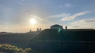 De zon verdrijft de wolken na een hele nacht regen.