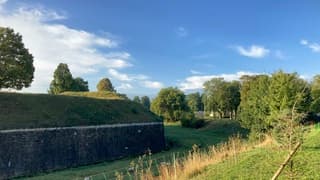 De Vestingstad Toul in Frankrijk na een nacht regen.