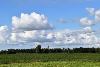Stapelwolken en zon