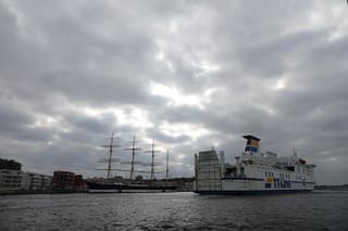 Mooie wolkenlucht boven zeilschip Passat in Travemunde-Lubeck, Oostzee Duitsland