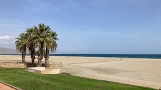 Spanje, zon, zee maar lege stranden.